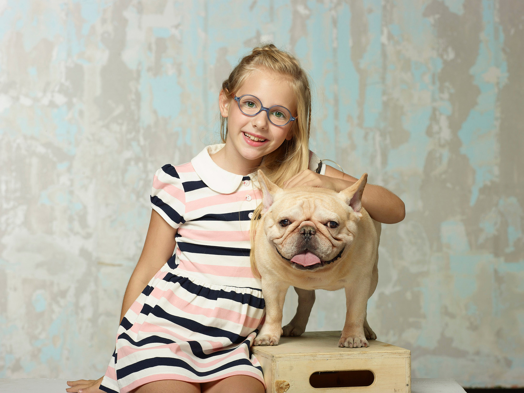 Commercial advertising lifestyle family and children photography services A child and a dog posing for the camera, captured for a commercial advertising lifestyle family and children photography campaign.