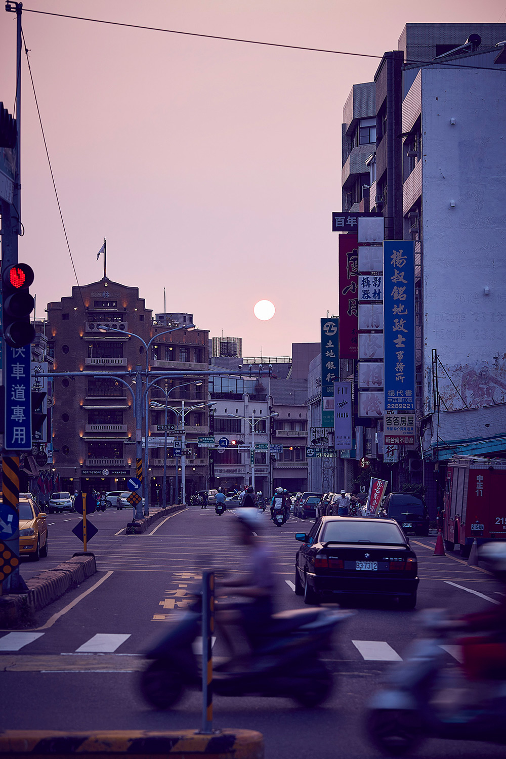 Hotel and hospitality destination photography services Cityscape captured during a vibrant Tainan, Taiwan sunset, as featured in a hotel and hospitality destination photography campaign.