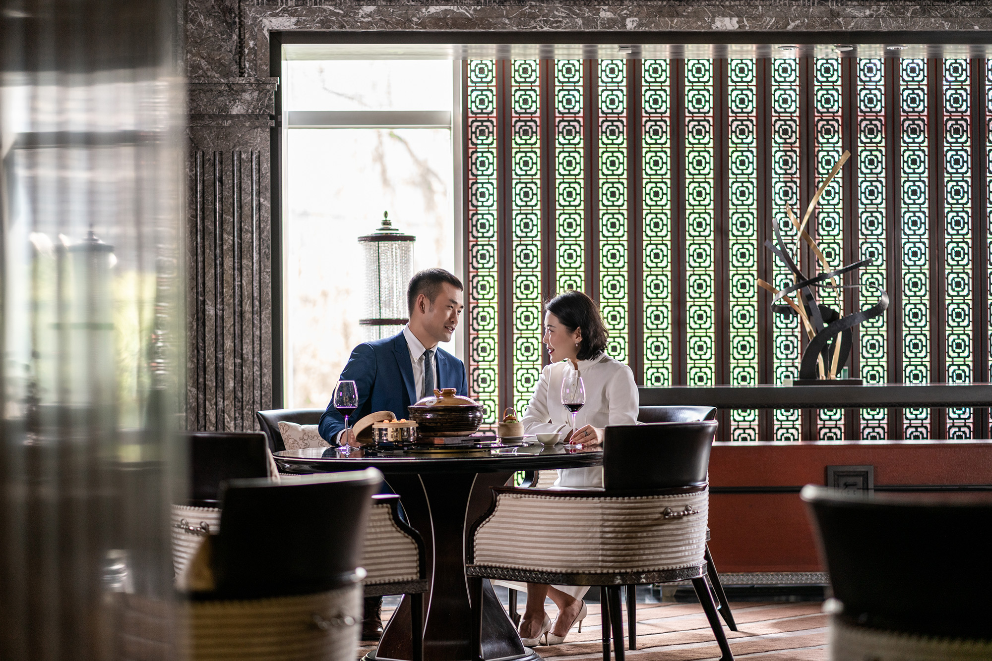 PhilippeRoy_Lifestyle_0131 Hotel photography depicting business professionals in a meeting at a Marriott Hotel restaurant, showcasing guest facilities and services.