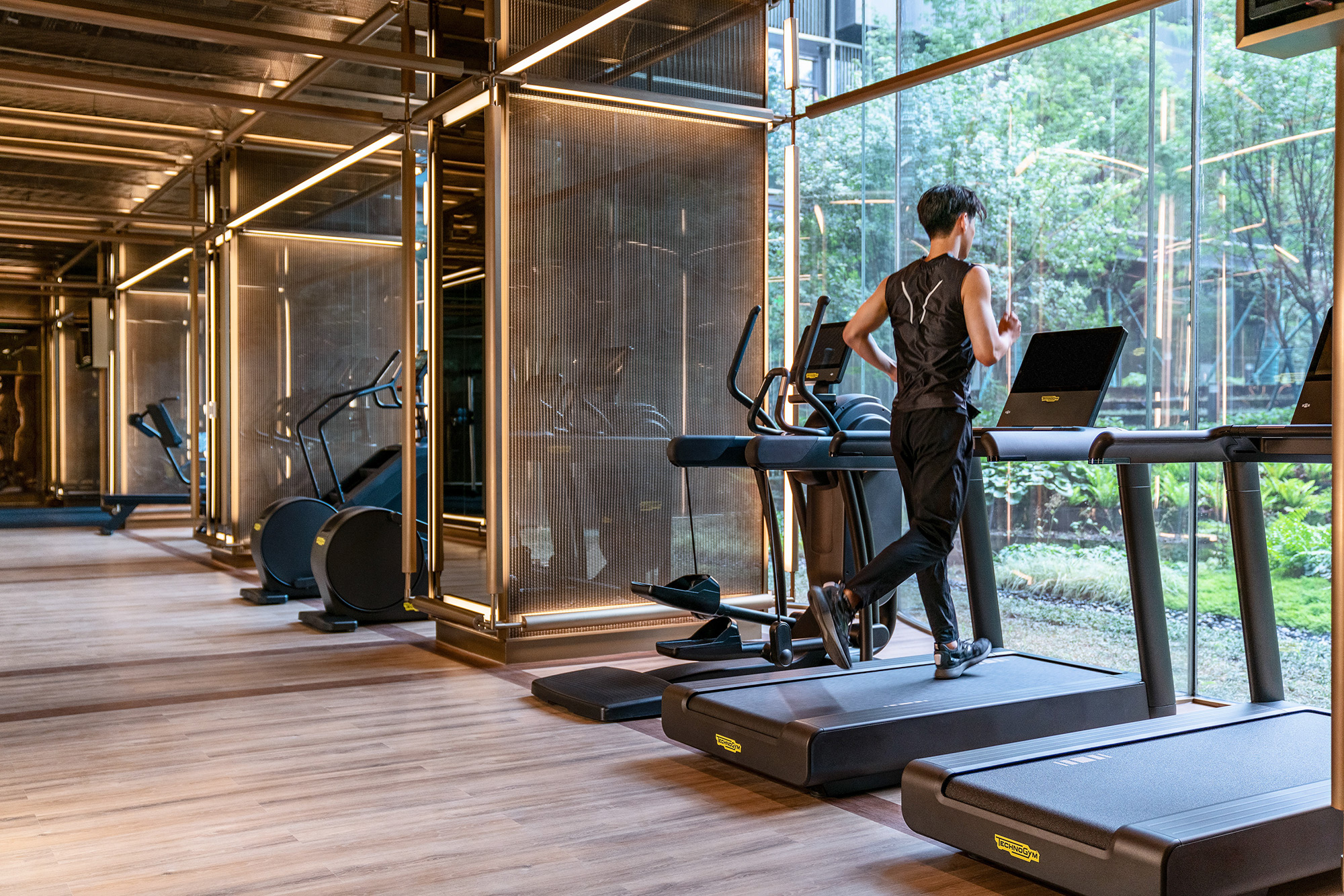 PhilippeRoy_Lifestyle_0138 Hotel photography of a man jogging on a treadmill in a Marriott Hotel gym, highlighting guest amenities and experience.
