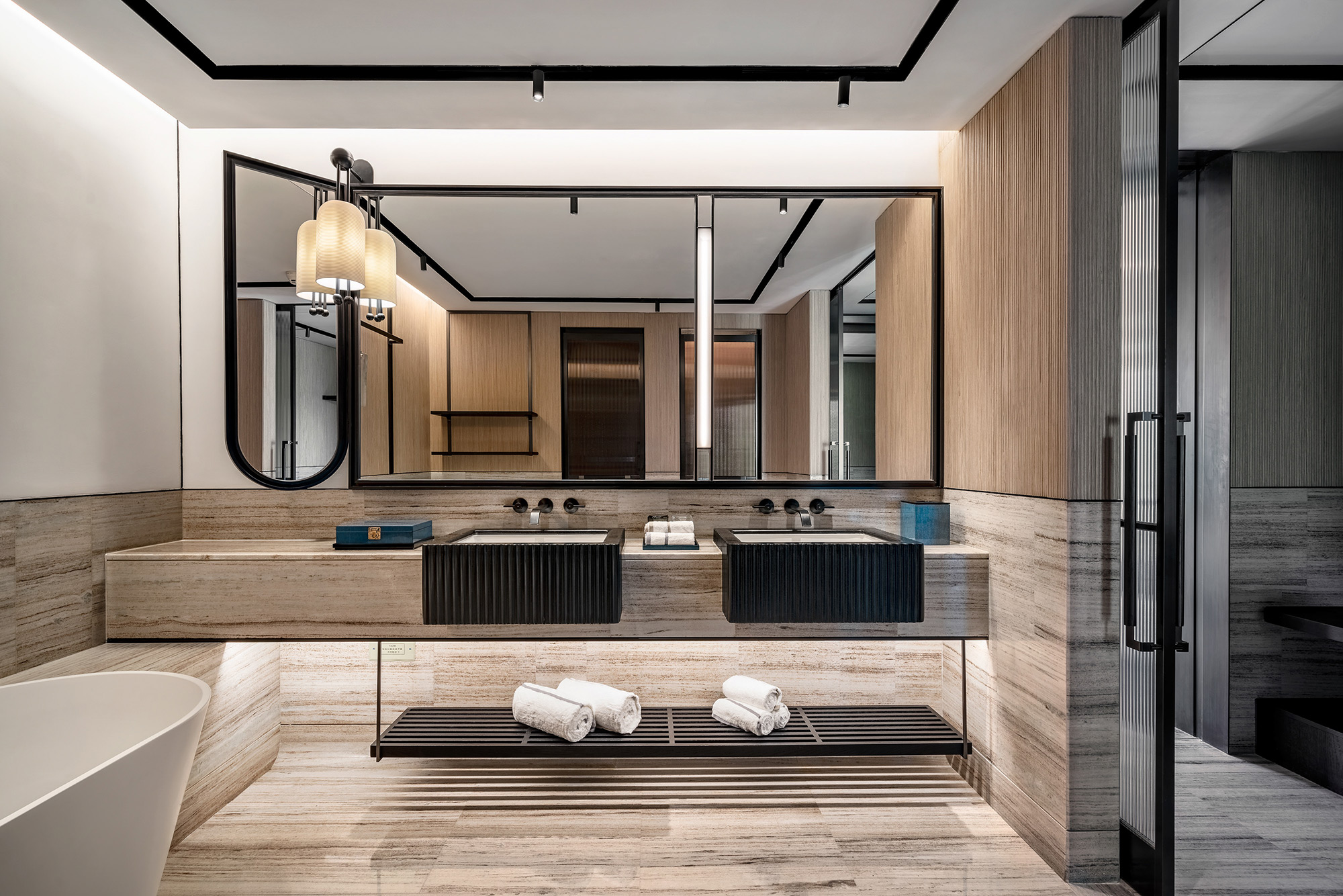 PhilippeRoy_archi_1920 Elegant and modern suite bathroom interior at Marriott Hotel, emphasizing luxury amenities and sophisticated design.