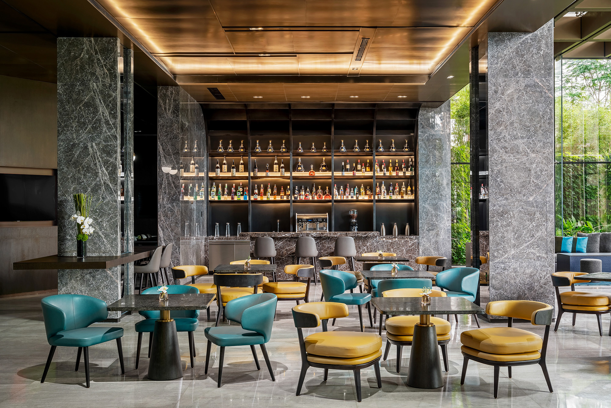 PhilippeRoy_archi_1951 Hotel photography showcasing the stylish and inviting lobby lounge bar at a Marriott Hotel, highlighting upscale ambiance and design elegance.