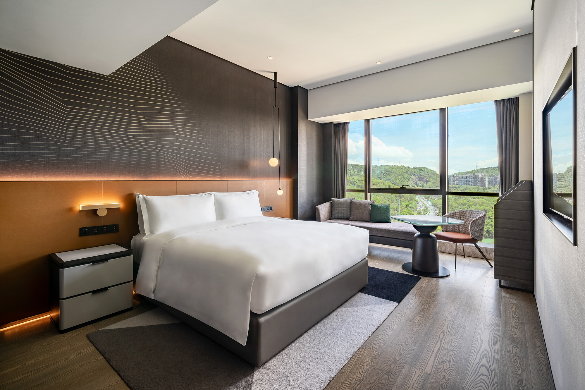 PhilippeRoy_archi_1957 Hotel photography presenting the sophisticated and spacious king bed room at a Marriott Hotel, emphasizing comfort and top-tier accommodation.