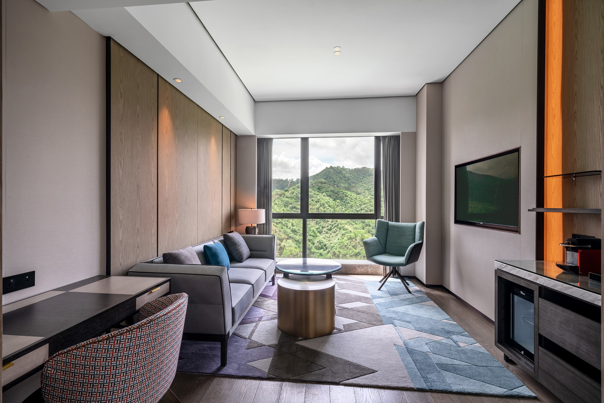 PhilippeRoy_archi_1973 Hotel photography illustrating the sophistication and comfort of the suite living room area at a Marriott Hotel, epitomizing luxury accommodation and attention to detail.