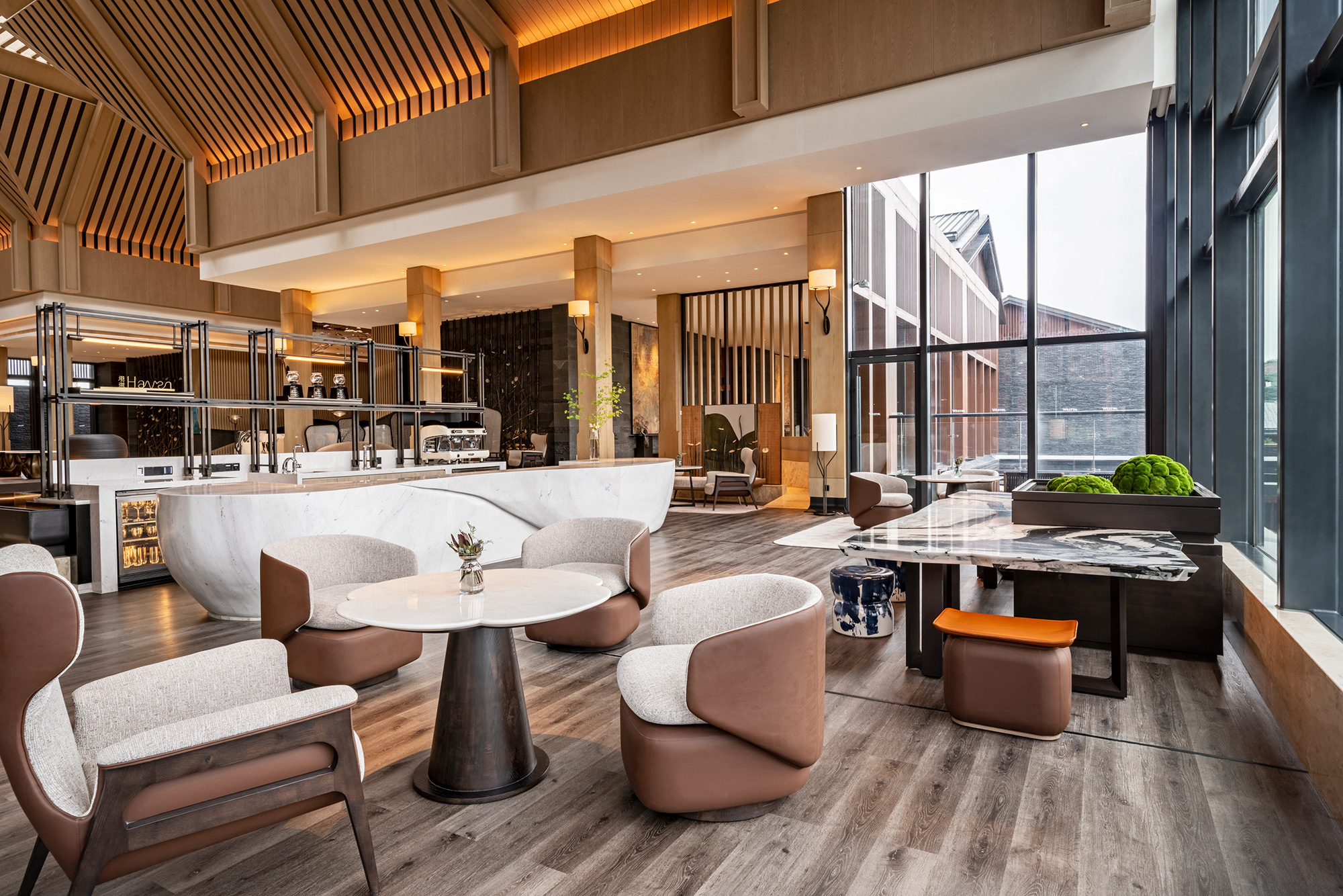 PhilippeRoy_archi_1992 Hotel photography highlighting the elegant and inviting design of the lobby lounge at a Marriott Hotel, capturing guest relaxation and comfort areas.