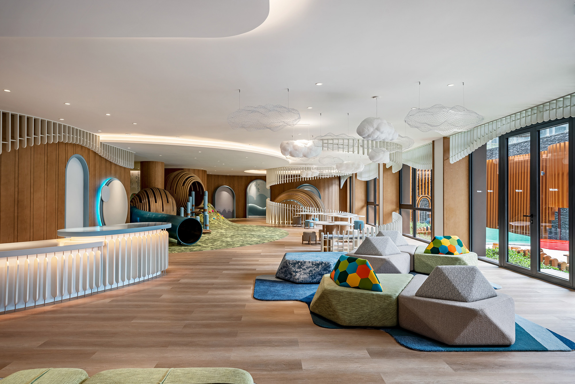 PhilippeRoy_archi_1997 Hotel photography showcasing the vibrant and engaging interior of the children's Club at a Marriott Hotel, emphasizing family-friendly amenities.