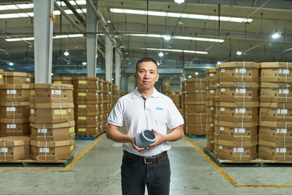 Corporate portrait of a manager holding a product, produced for Georg Fischer.